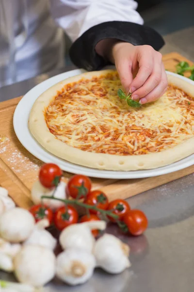 Pizza mit Basilikumblatt garniert — Stockfoto