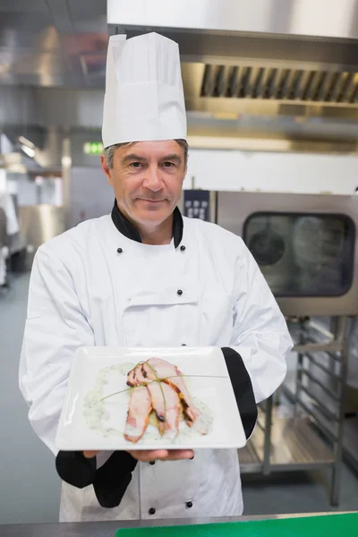 Chef-kok presenteert zijn kip schotel — Stockfoto