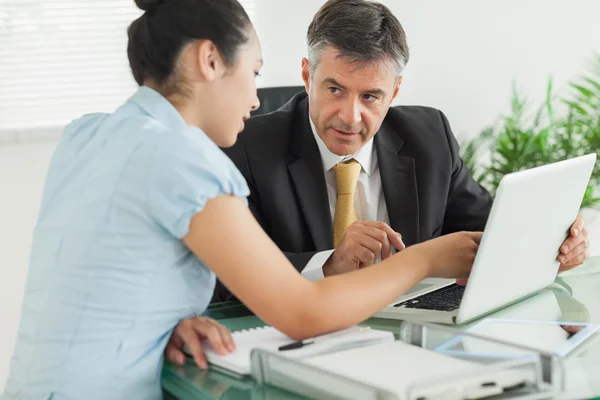 Affari che lavorano su computer portatile — Foto Stock