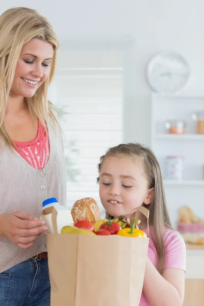 Kind op zoek naar supermarkt tas — Stockfoto