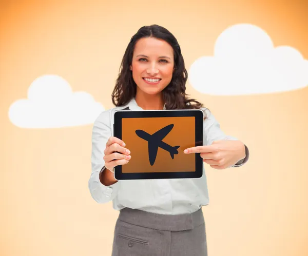 Žena ukazuje na symbol letadlo na počítači tablet pc — Stock fotografie