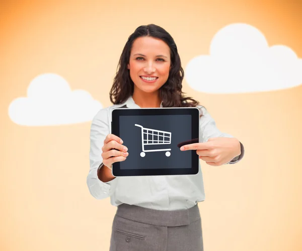 Affärskvinna som innehar en TabletPC visar en shopping symbol — Stockfoto
