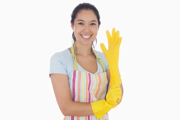 Sorrindo mulher puxando luva de borracha — Fotografia de Stock