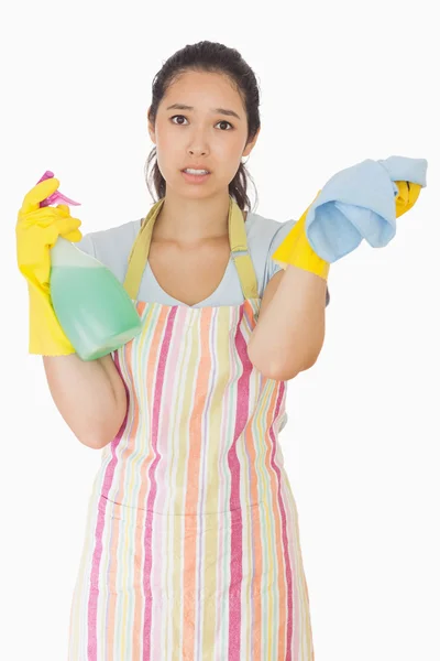 Mujer sobrecargada de trabajo sosteniendo trapo y spray botella —  Fotos de Stock