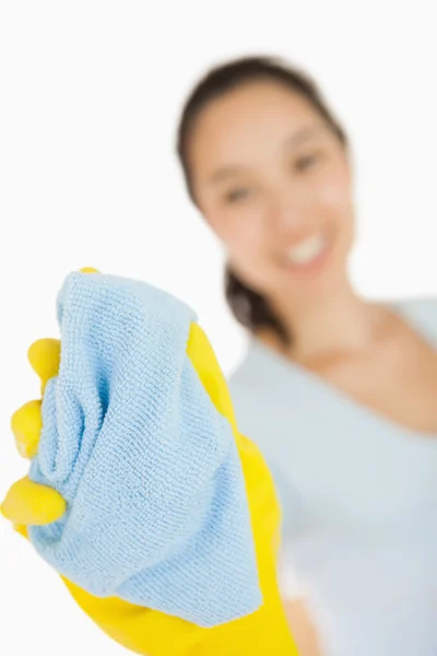 Šťastná žena čištění okno — Stock fotografie