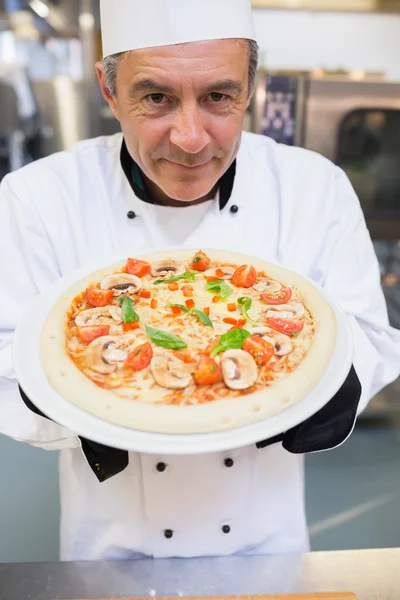 Mężczyzna przedstawiając pizza — Zdjęcie stockowe