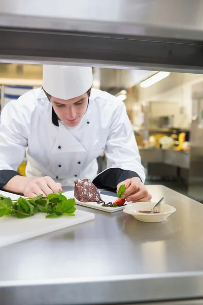 Chef-kok brengen muntblad met cake — Stockfoto