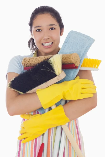 Femme presque tomber ses outils de nettoyage — Photo