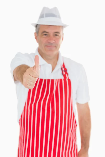 Glücklicher Metzger gibt Daumen hoch — Stockfoto