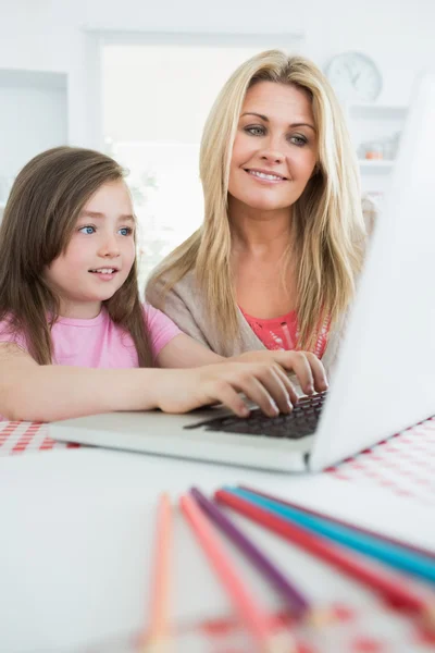 Madre guardando bambino digitando — Foto Stock