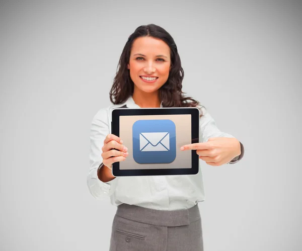 Geschäftsfrau lächelt, während sie einen Tablet-Computer und Potis in der Hand hält — Stockfoto