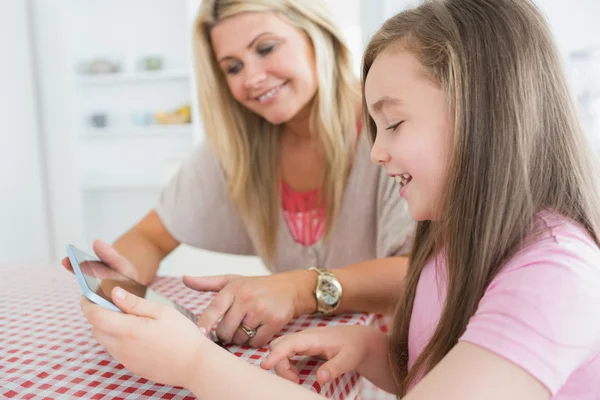 Femme et enfant tenant une tablette — Photo