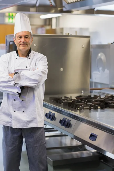 Chef-kok glimlachen terwijl je in de keuken — Stockfoto