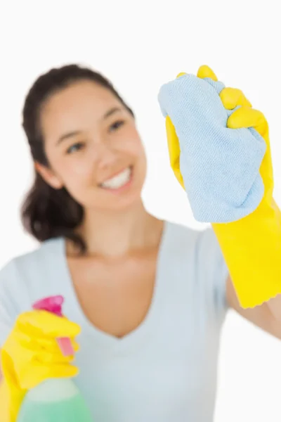Ευτυχισμένη γυναίκα καθαρισμού ένα παράθυρο — Φωτογραφία Αρχείου
