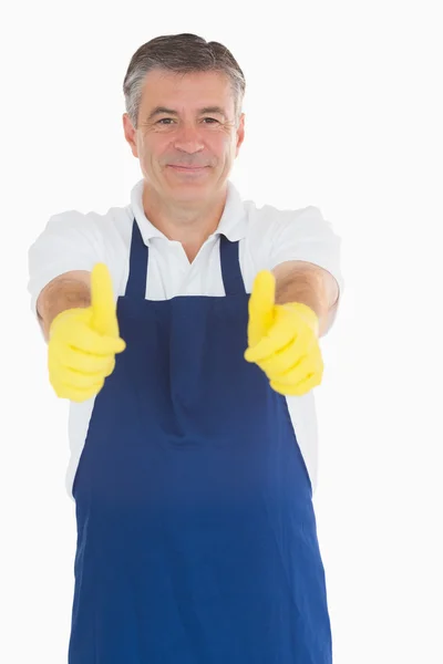 Hombre usando delantal dando pulgares hacia arriba — Foto de Stock