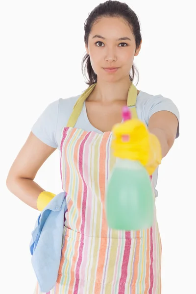 Mujer rociando limpiador — Foto de Stock