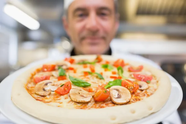 Szef gospodarstwa pizza się — Zdjęcie stockowe