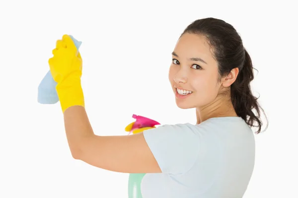 Sorrindo mulher limpeza paredes — Fotografia de Stock