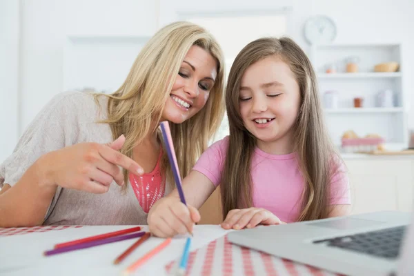 Mãe e filha desenhando juntas — Fotografia de Stock