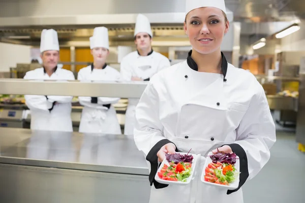 Усміхнений шеф-кухар представляє салати — стокове фото
