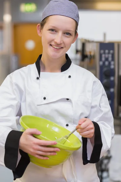 Bäckerin mischt in der Küche mit — Stockfoto