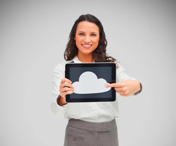 Empresaria sosteniendo una tableta con símbolo de nube — Foto de Stock