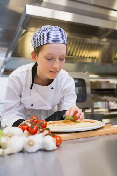 Vrouwelijke cook voorbereiding pizza — Stockfoto