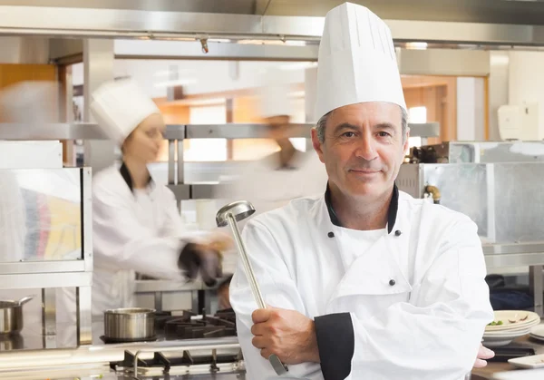 Chef-kok bedrijf pollepel — Stockfoto