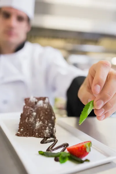 Chef applying finishing touch to desert — Stock Photo, Image