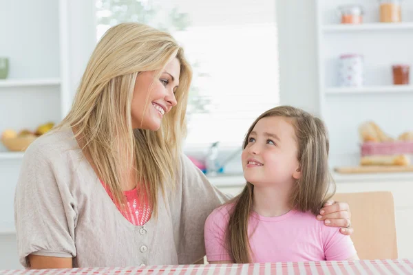 Mutter und Kind schauen sich in Küche an — Stockfoto