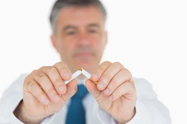 Человек, разбивающий сигарету — стоковое фото