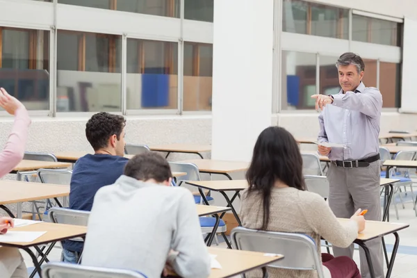 Teacher pointing at student asking question — Stock Photo, Image