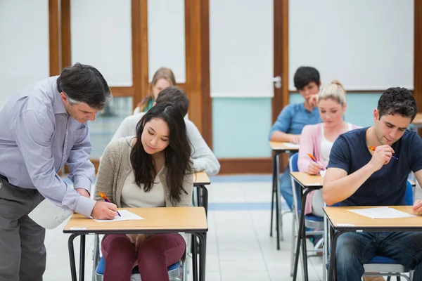 Lecturer explaining something to student — Stock Photo, Image