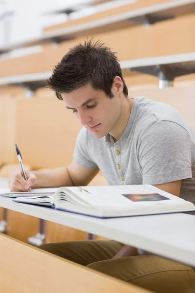 Hombre sentado escribiendo Imagen De Stock