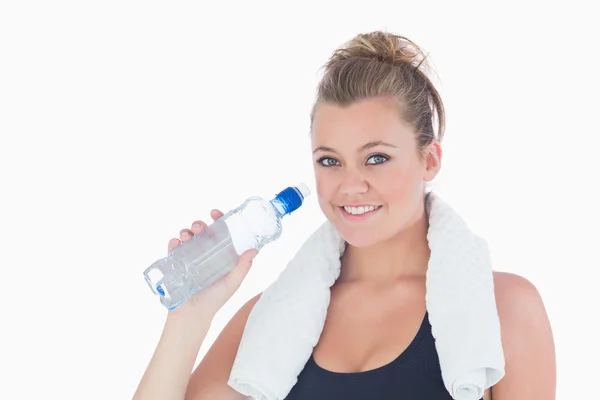 Mujer sonriendo queriendo beber agua Imagen de stock