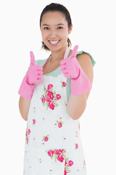 Mulher usando luvas de borracha dando polegares para cima — Fotografia de Stock