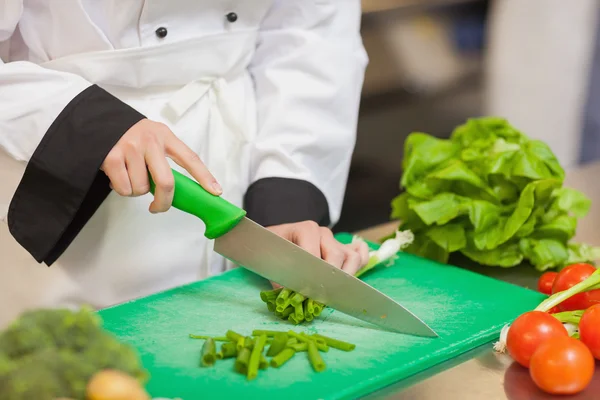 Chef preparando cebolletas — Foto de Stock