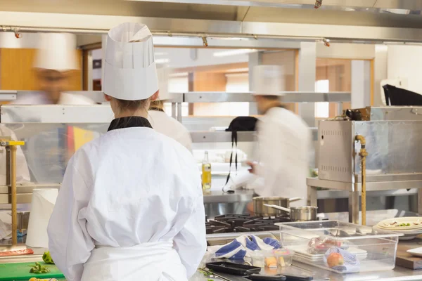 Le chef est occupé dans la cuisine. — Photo