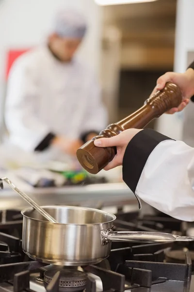 Pimenta sendo adicionada à sopa — Fotografia de Stock