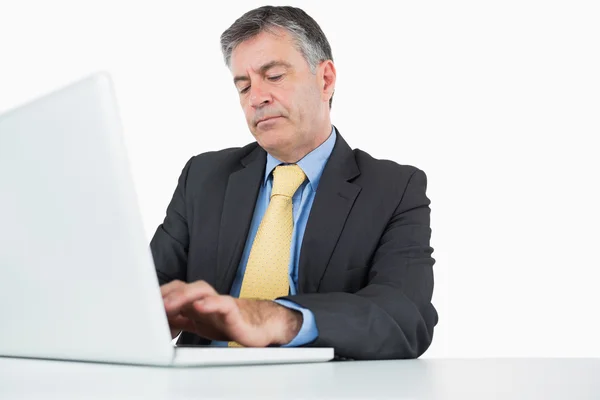 Homem concentrado digitando em seu laptop — Fotografia de Stock
