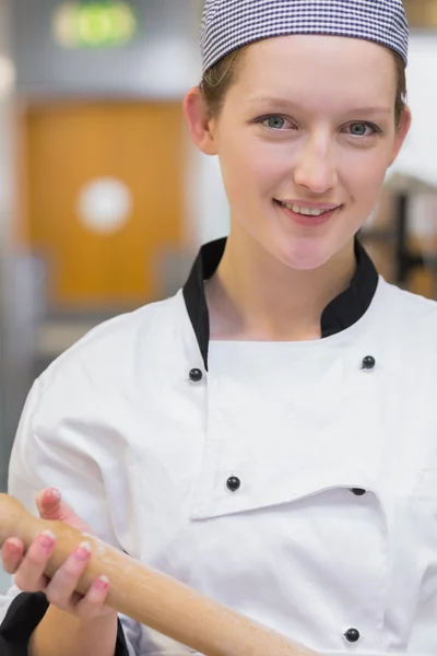 Woman holding rolling pin while smiling — Stock Photo, Image