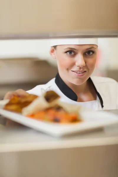 Chef-kok overhandigen plaat via volgorde station — Stockfoto