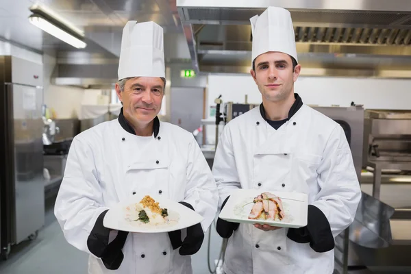 Chef masculino presenta sus platos —  Fotos de Stock