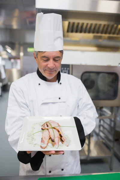 Chef guardando il suo piatto — Foto Stock