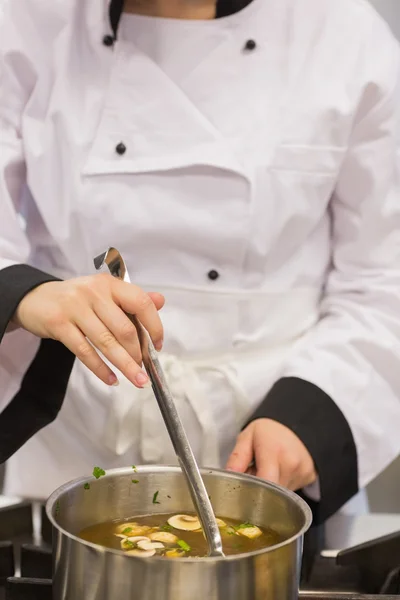 Chef mexendo sopa — Fotografia de Stock