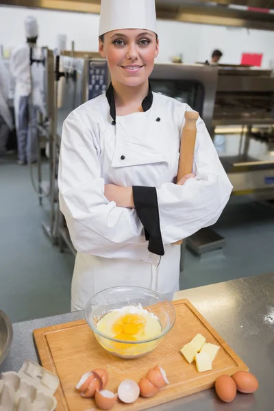 Lachende chef van het gebakje met deegroller — Stockfoto