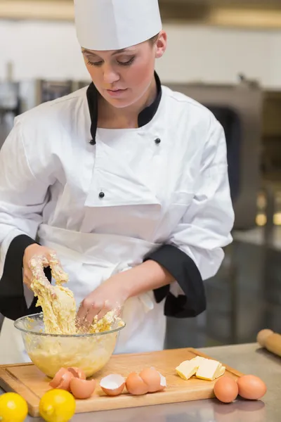 Bakker maakt deeg klaar — Stockfoto