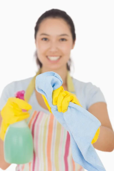 Vrouw schoonmaken venster — Stockfoto