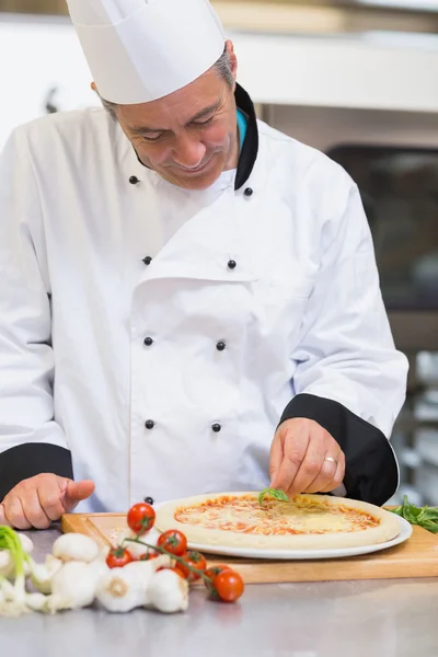 Happy chef making pizza — Stock Photo, Image