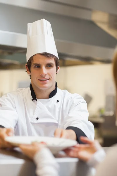 Chef-kok passeren plaat serveerster — Stockfoto